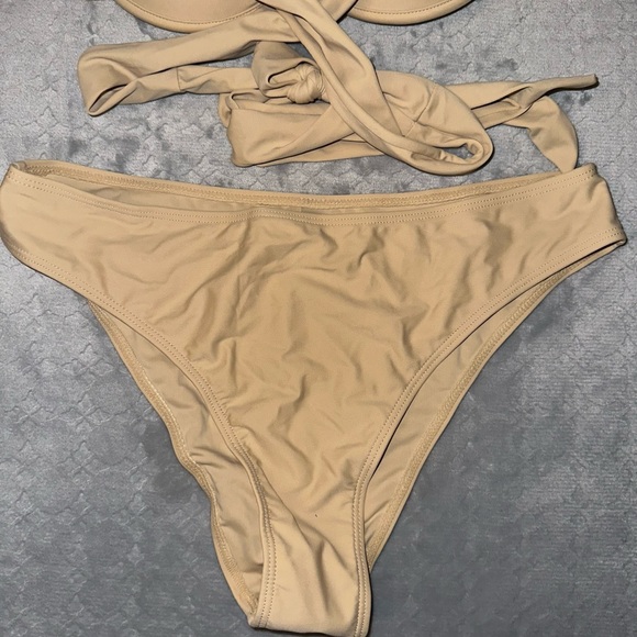 Nude swimming suit and lace skirt - Picture 5 of 7